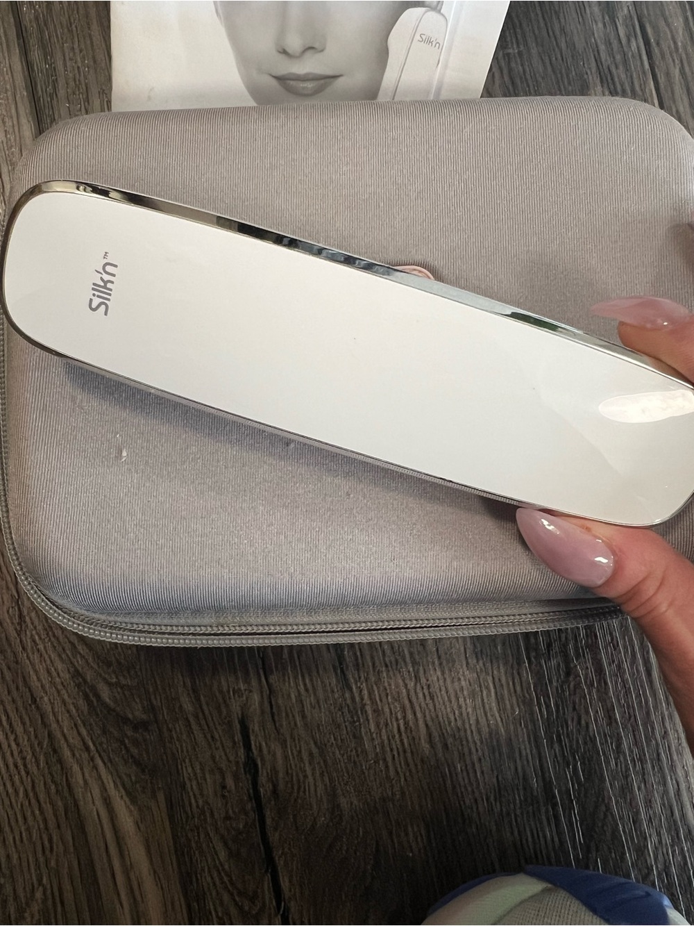 Silk'n White Portable Beauty Device in Gray Travel Case